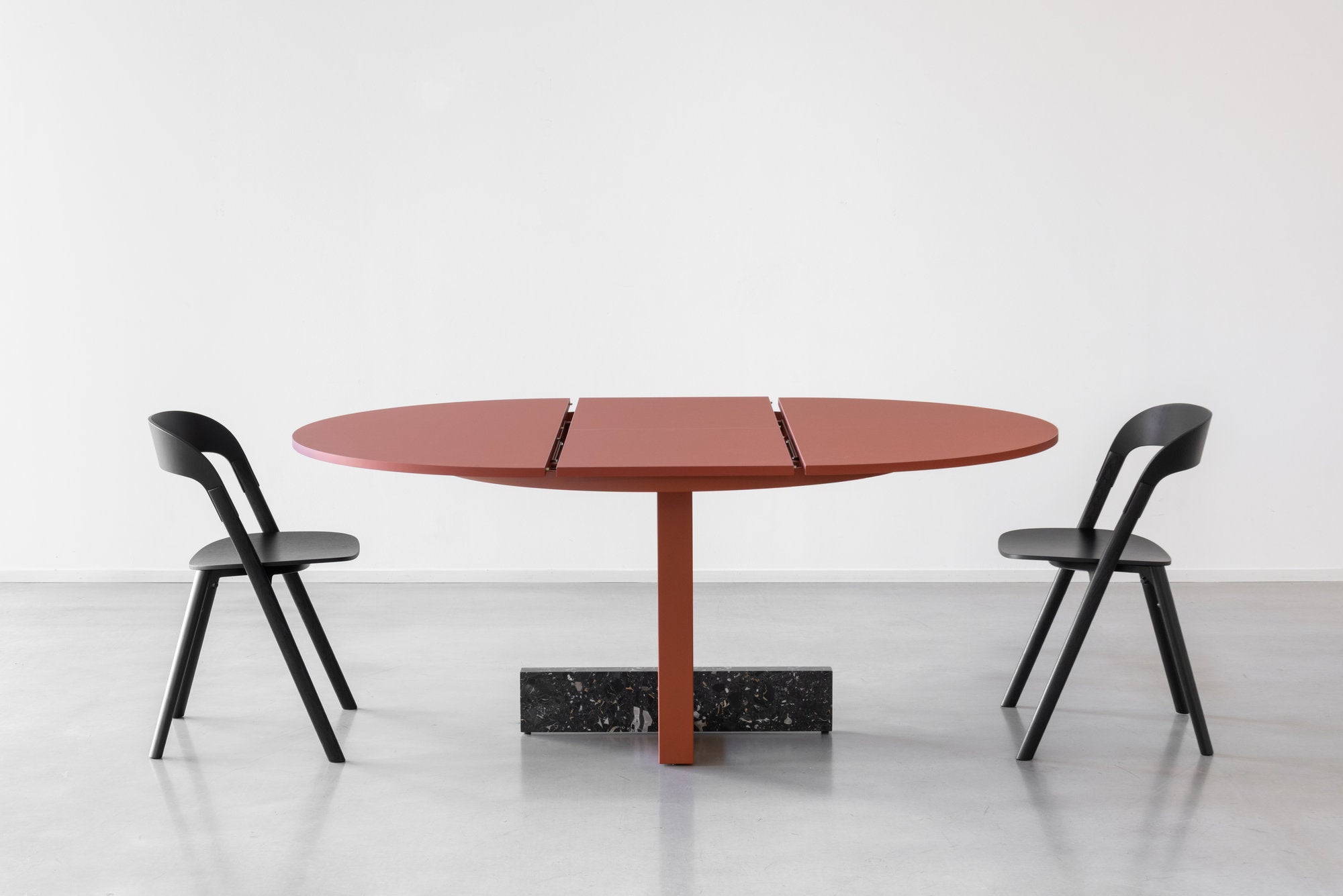 Dettaglio estensione tavolo Pied à Terre aperto: piano Ø120 cm esteso a 180 cm con meccanismo centrale 