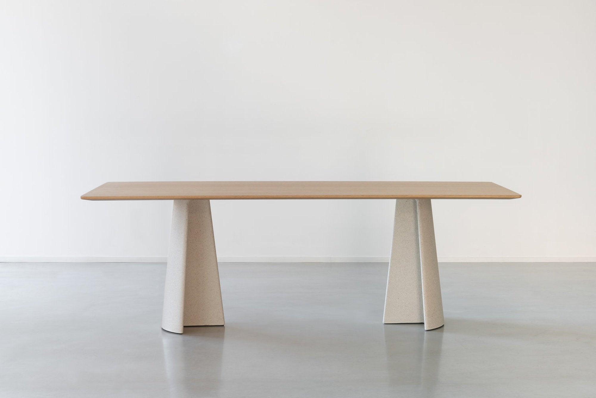 Tavolo Ancora Magis rettangolare con piano in rovere e gambe in cemento, vista frontale