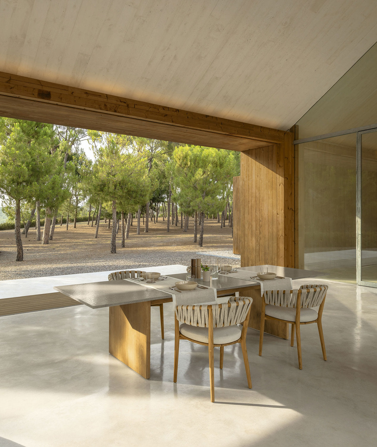 Tavolo da pranzo outdoor Venice Talenti con piano in pietra lavica e base in legno per esterni