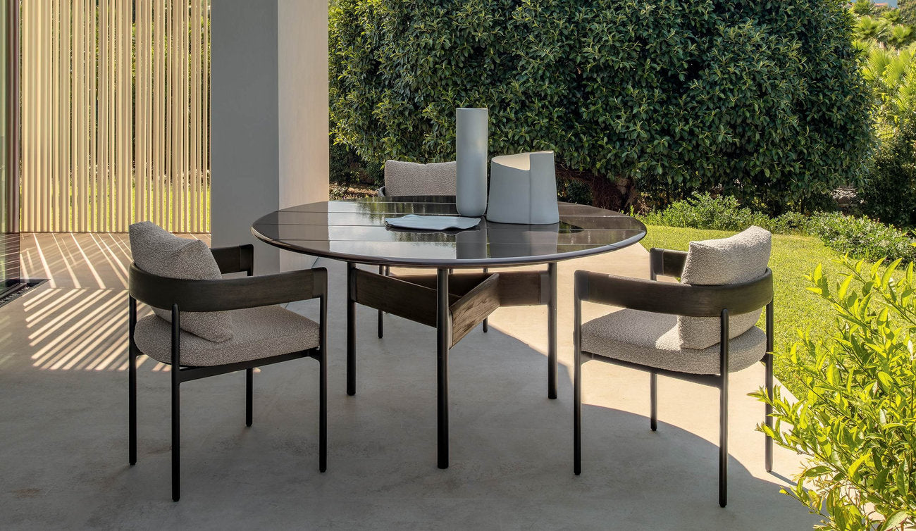 Tavolo da pranzo outdoor rotondo Flow Talenti con sedie coordinate in giardino su terrazza contemporanea
