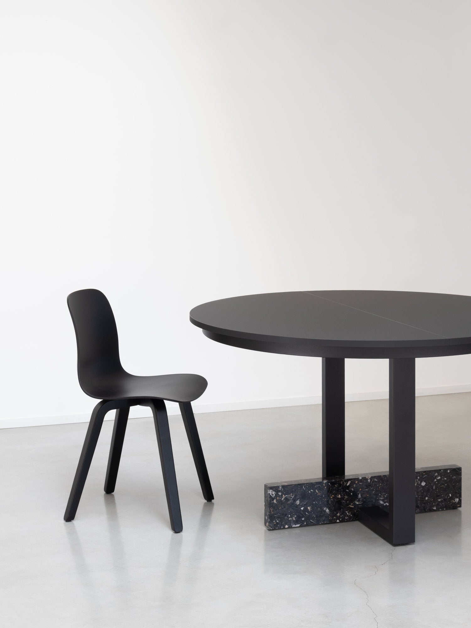 Tavolo Magis Pied à Terre Ø120 cm fisso grigio nero con base marmo e struttura acciaio verniciato 