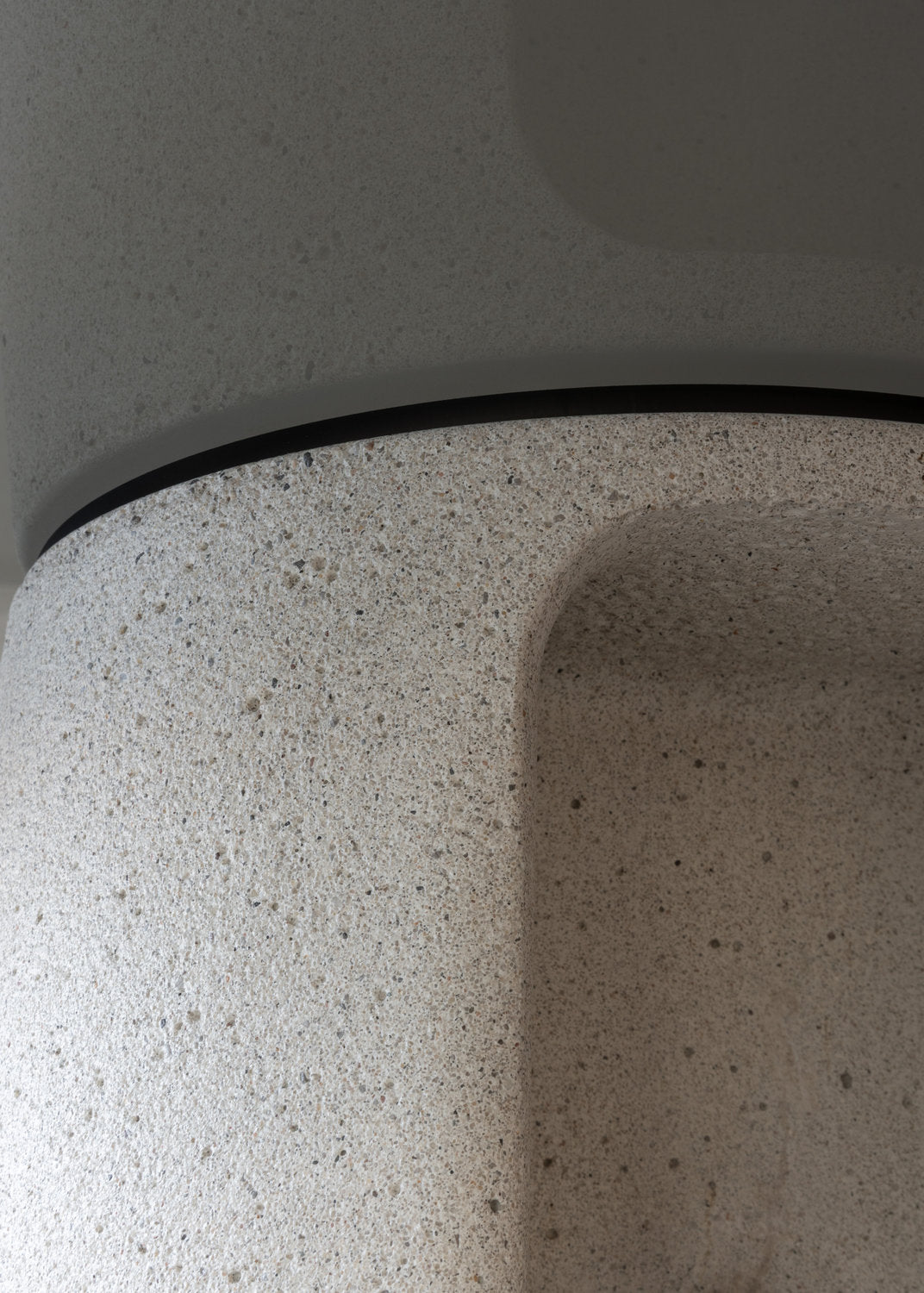 Dettaglio appoggio del piano in vetro su base in cemento del tavolo rotondo Ancora Magis 