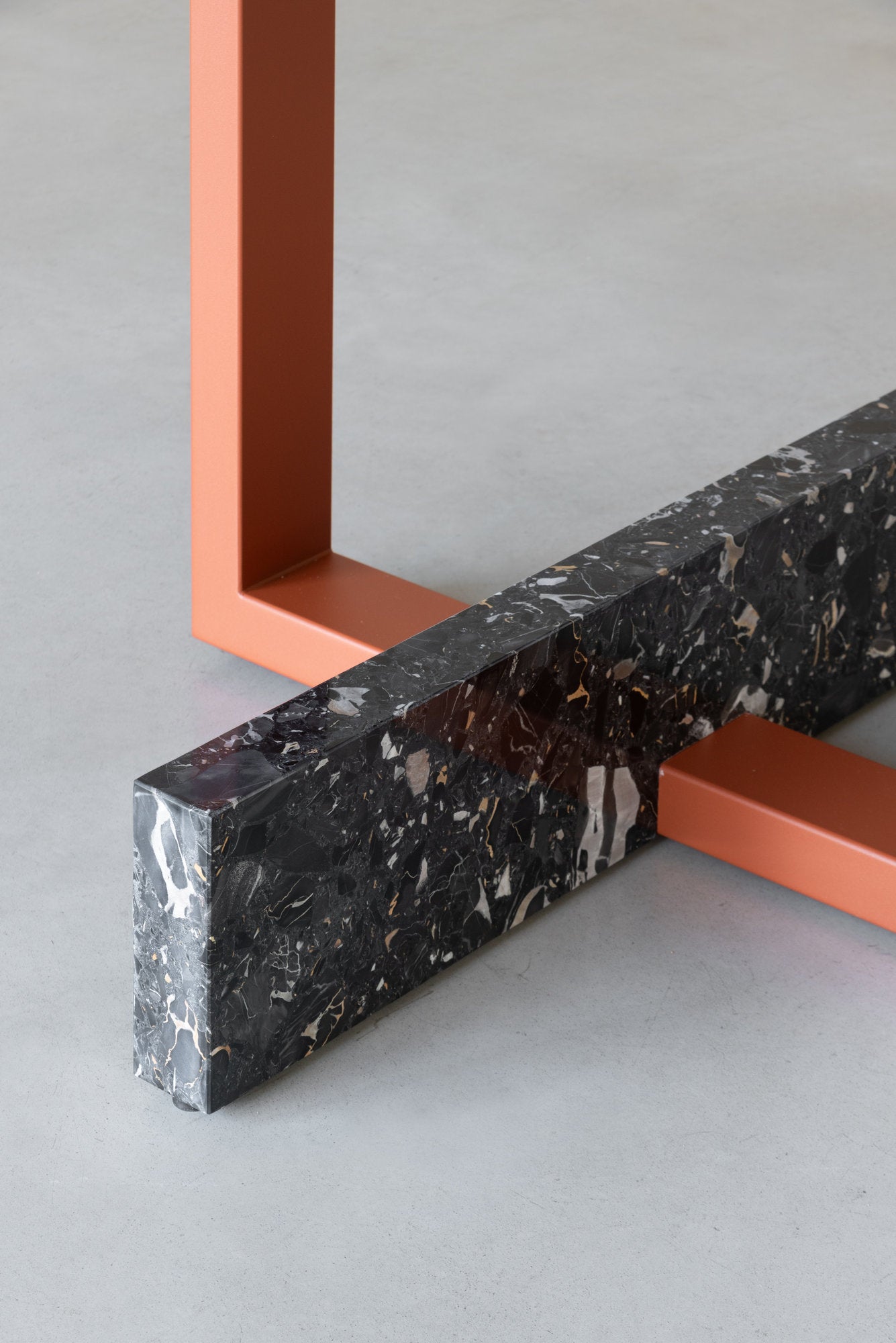 Particolare giunto struttura acciaio terracotta e base marmo tavolo Pied à Terre design contract 