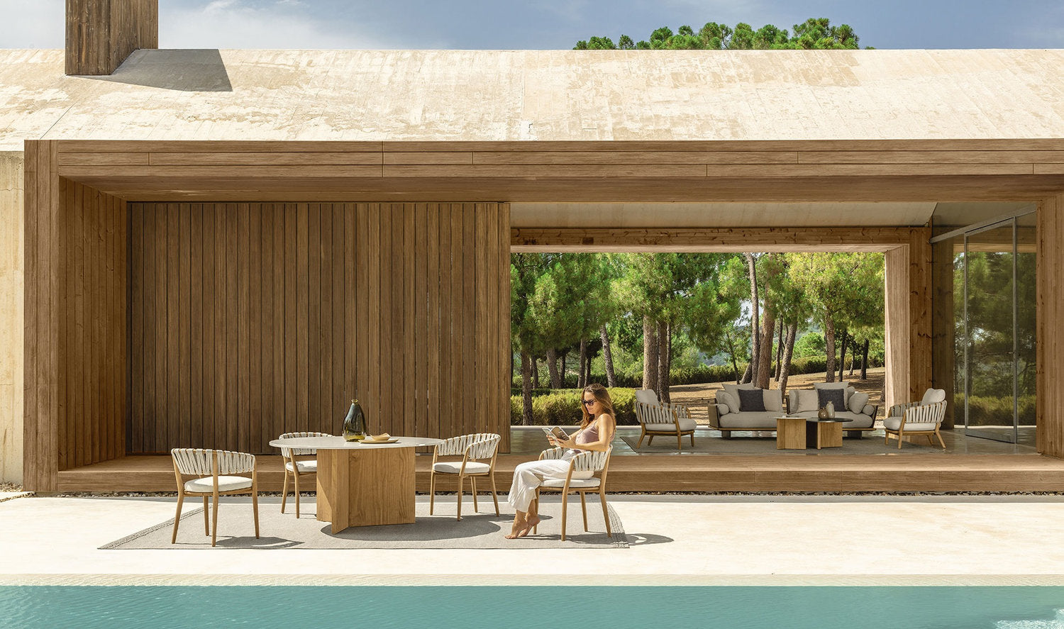 Tavolo da pranzo outdoor rotondo Venice Talenti con sedie da giardino su terrazza con piscina