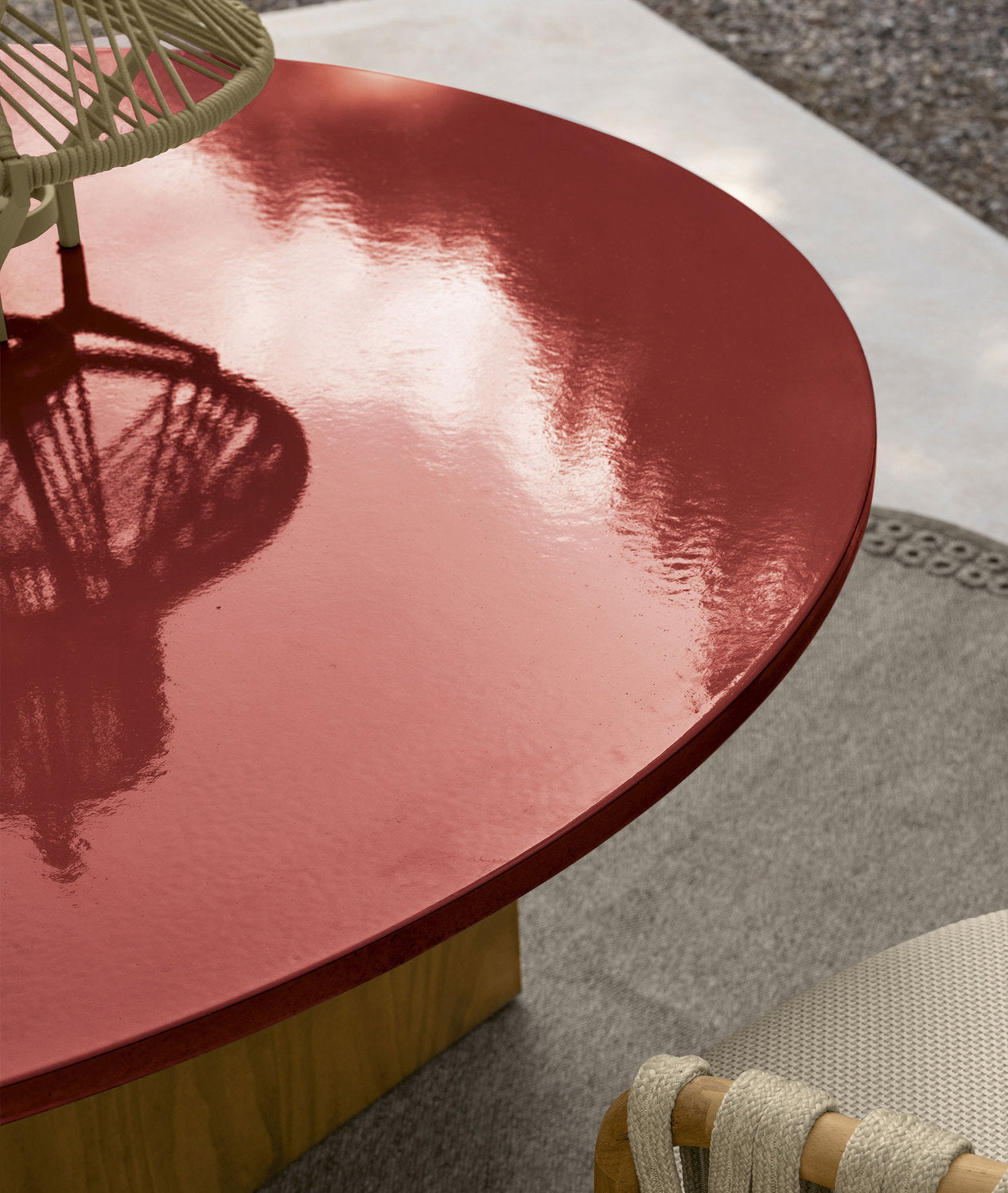 Dettaglio piano in pietra lavica tavolo rotondo da esterno Venice Talenti design