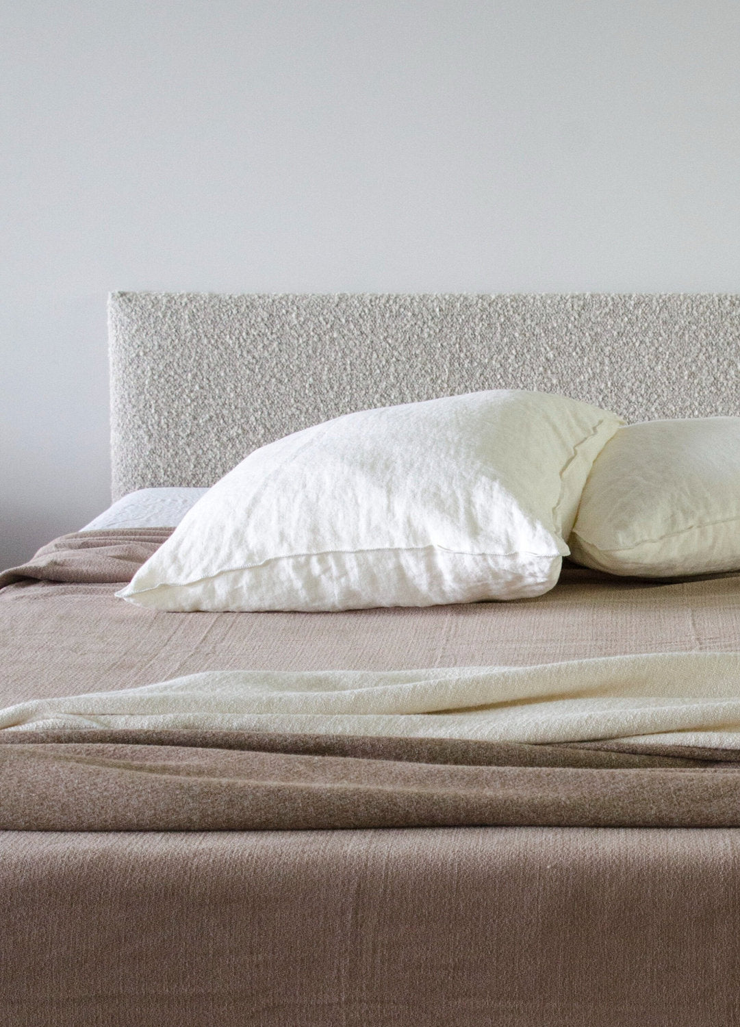 Testata letto a parete di Xam in tessuto bouclé bianco panna