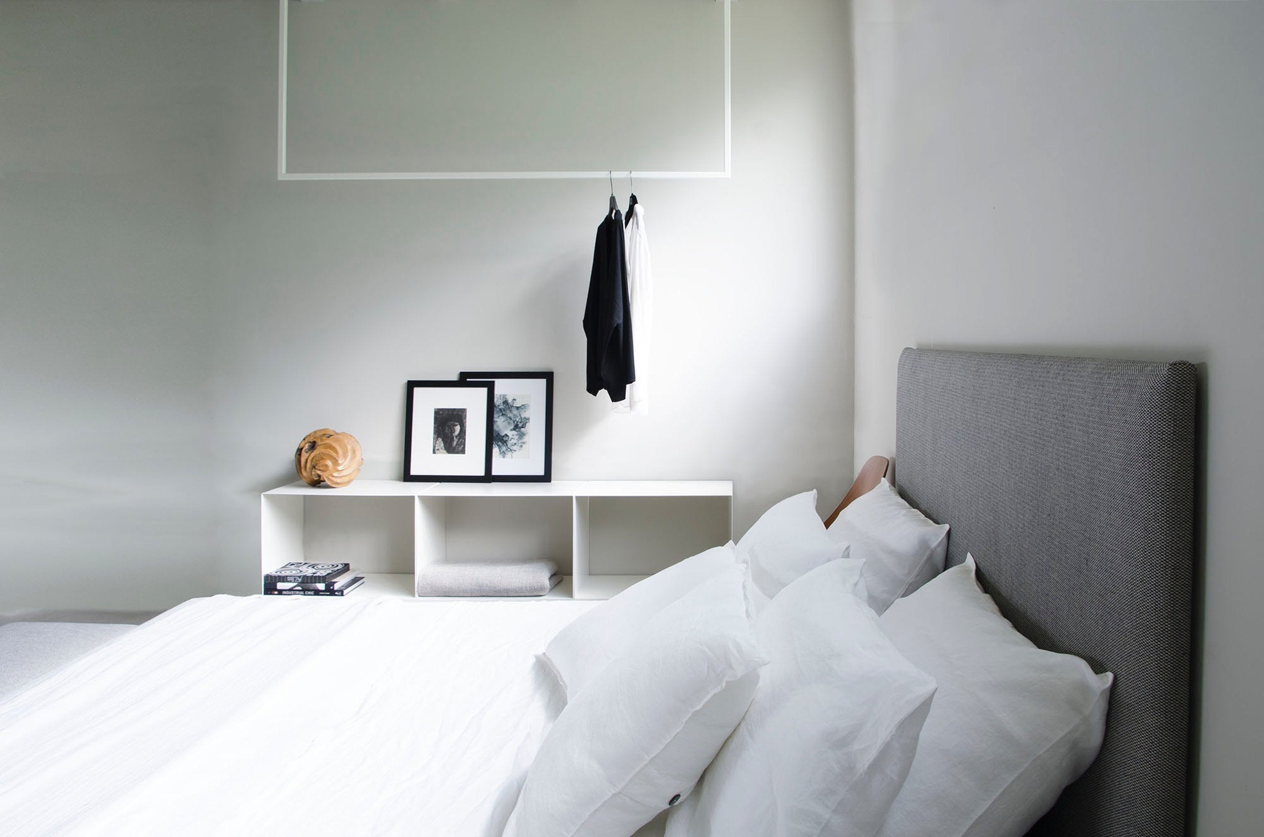 Testata letto a muro Xam in tessuto grigio in camera d'hotel a Milano