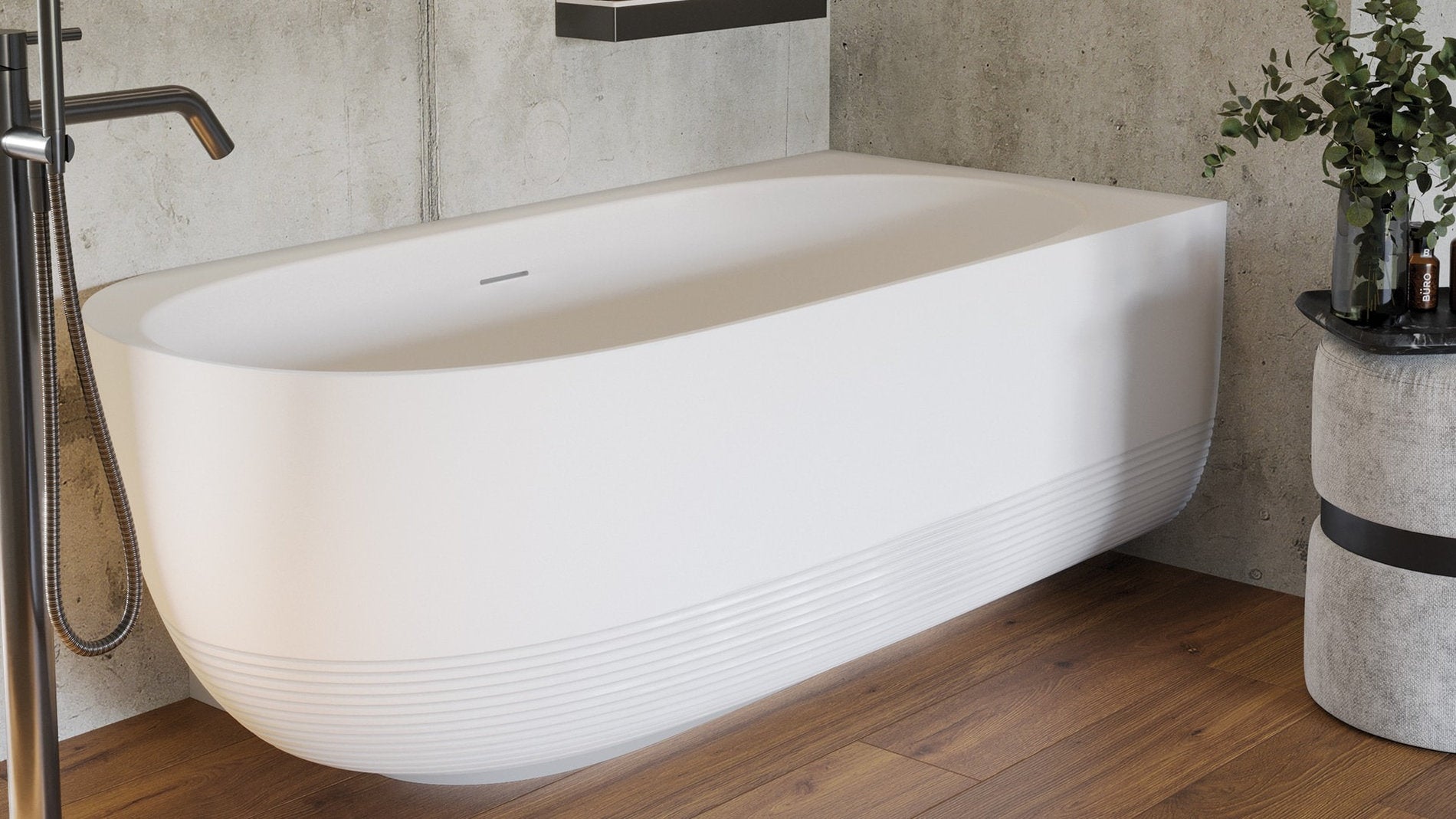 Vasca da bagno freestanding angolare Aura Corner, bianco opaco, fascia rigata e rubinetteria a pavimento