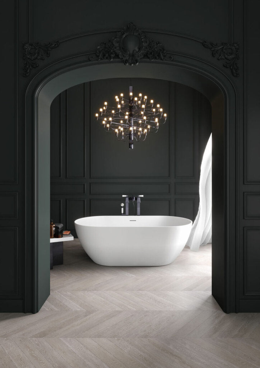 Vasca freestanding Fine Small bianca 150x75 cm in bagno elegante con boiserie scura e lampadario