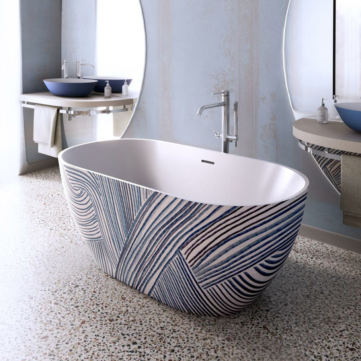 Vasca freestanding Fine Small Forma Aquae con pattern decorativo blu in ambiente bagno moderno