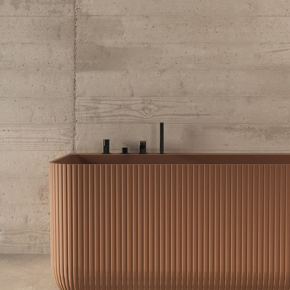 Dettaglio texture cannettata vasca Oasi Small Wall terracotta opaco rubinetteria nera design moderno