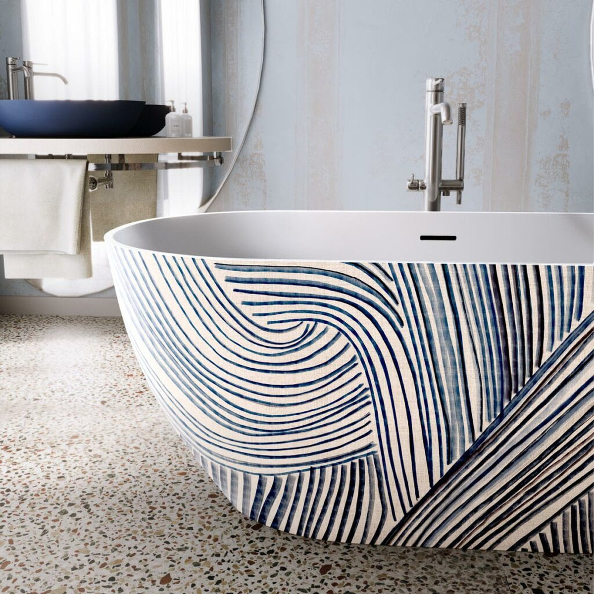 Dettaglio vasca da bagno Fine Small TechFusion con decorazione a righe blu e rubinetteria cromata