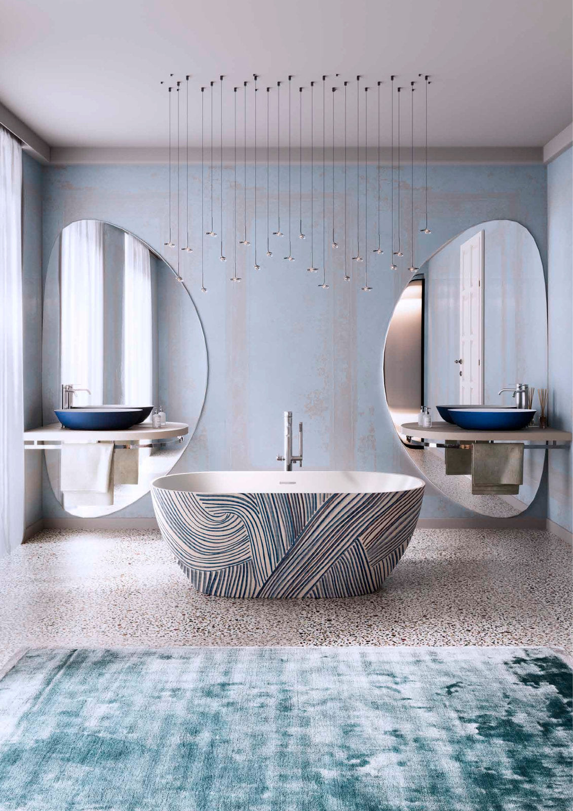 Vasca centro stanza Fine Small decorata in bagno contemporaneo con doppio lavabo e specchi ovali