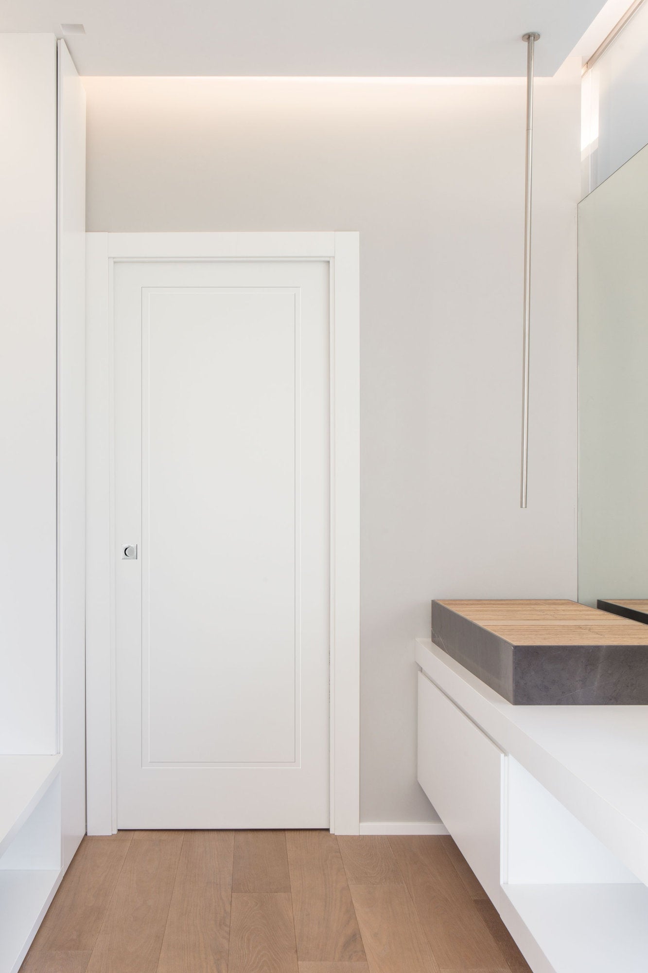 Porta scorrevole a scomparsa interno muro Viva installata in bagno moderno 