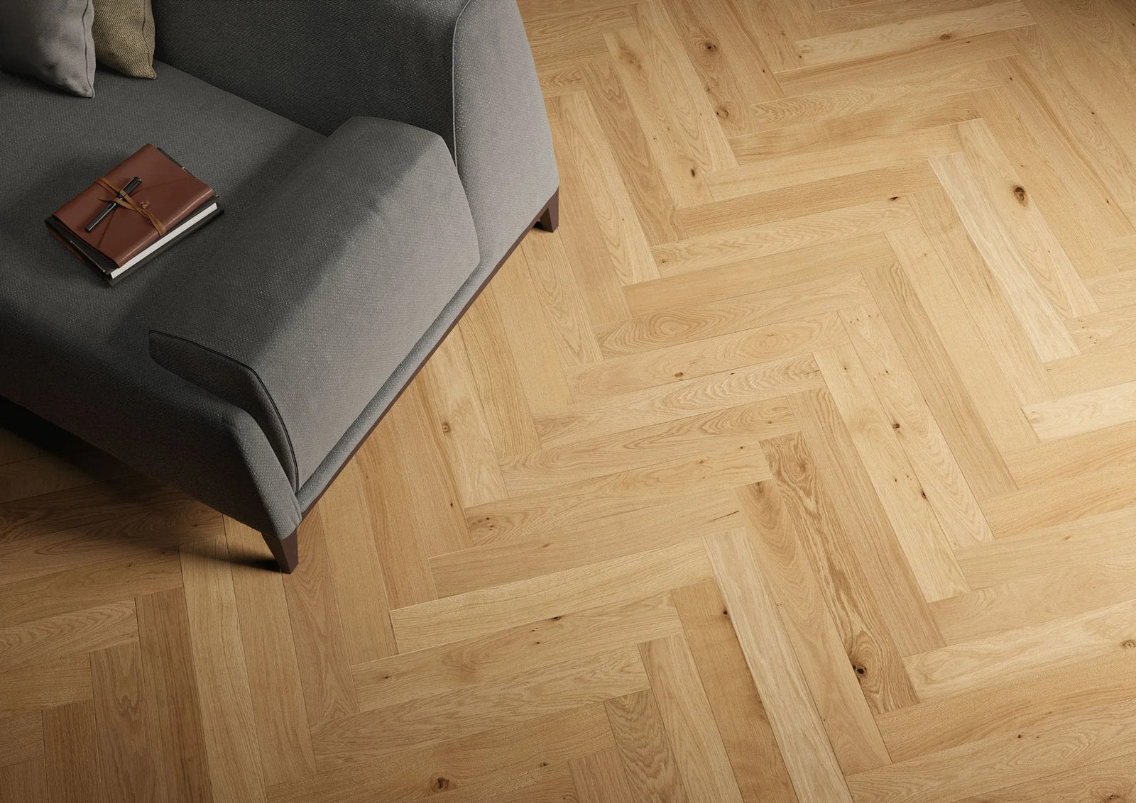 Parquet rovere spina italiana Woodco HER, ambientazione soggiorno con divano su posa a spina